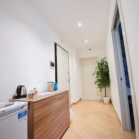 Karol Airport Guest house *