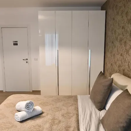 Karol Airport Guest house *
